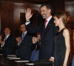 Sus Majestades los Reyes en el palco de honor, antes de dar comienzo el concierto con ocasión de los Premios Príncipe de Asturias